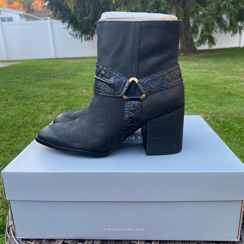 NWT/NIB Vionic Women's Carnelia Block Heel Bootie (Size 7.5)